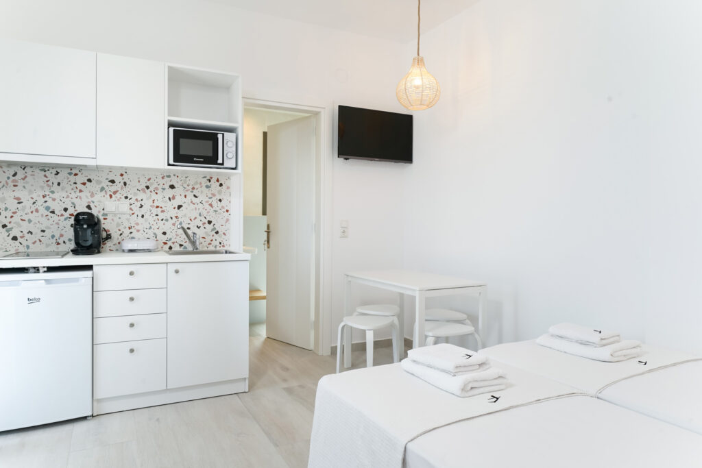 one-bedroom-apt-pool-view-1