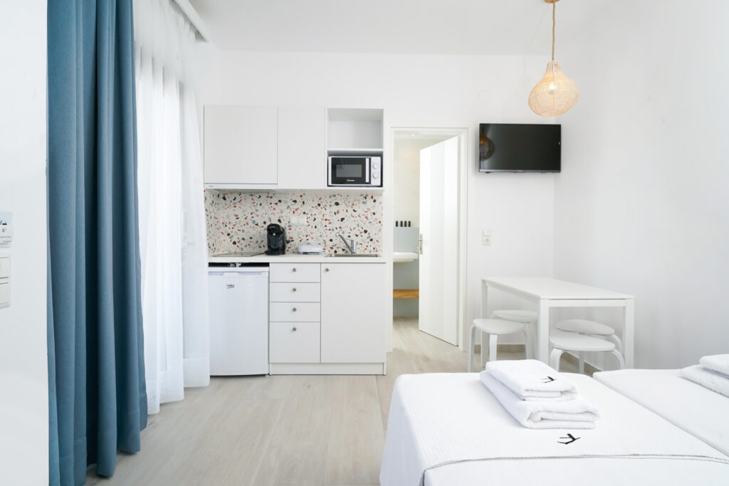 one-bedroom-apt-pool-view-4